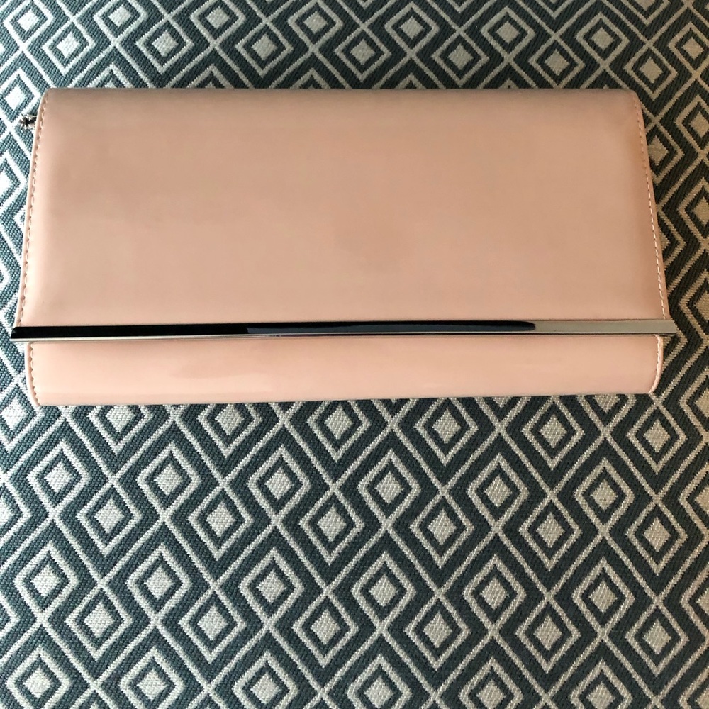 Large clutch in nude